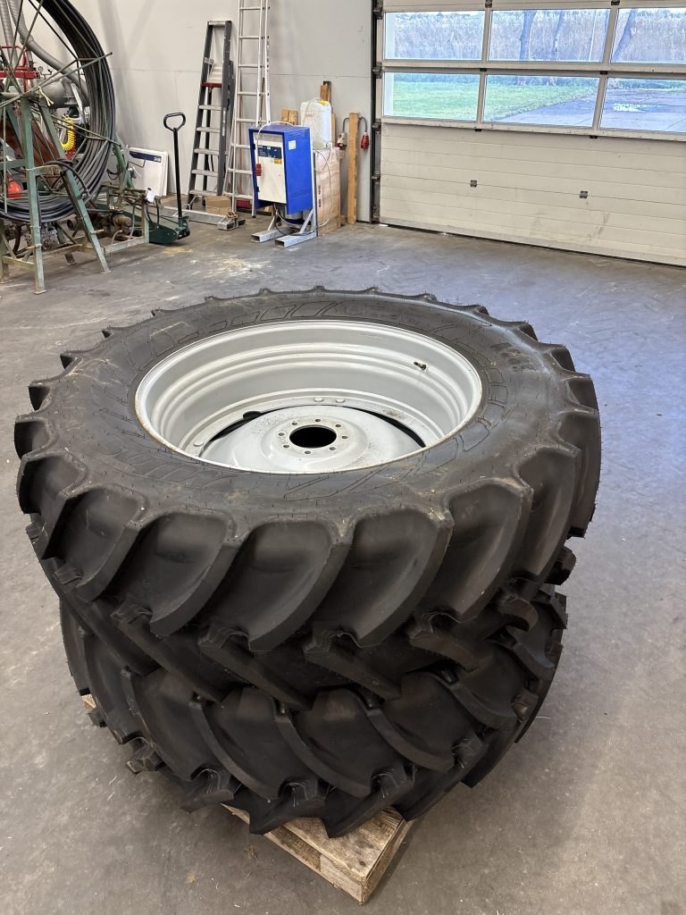 STEL WIELEN 540/65R38 EN 440/65R28 MITAS