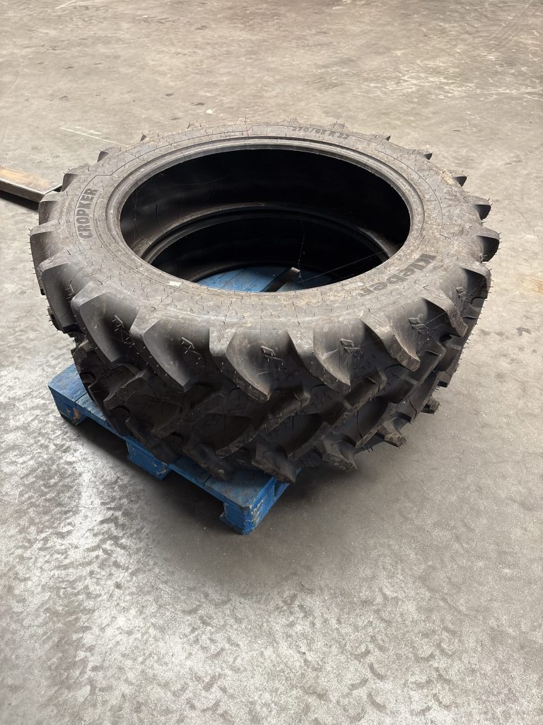 STEL BUITENBANDEN 270/95R32 KLEBER CROPKER