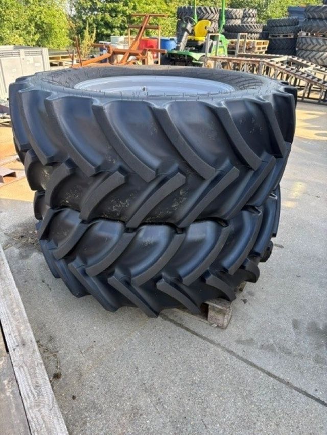 Stel wielen 600/65R38 en 480/65R28 Mitas